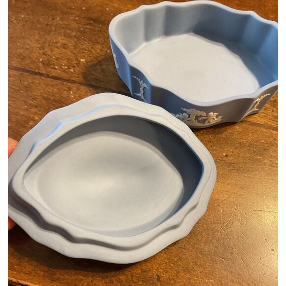 WEDGEWOOD BLUE JASPERWARE SCALLOPED OVAL LID TRINKET BOX /MARKED - Picture 4 of 11